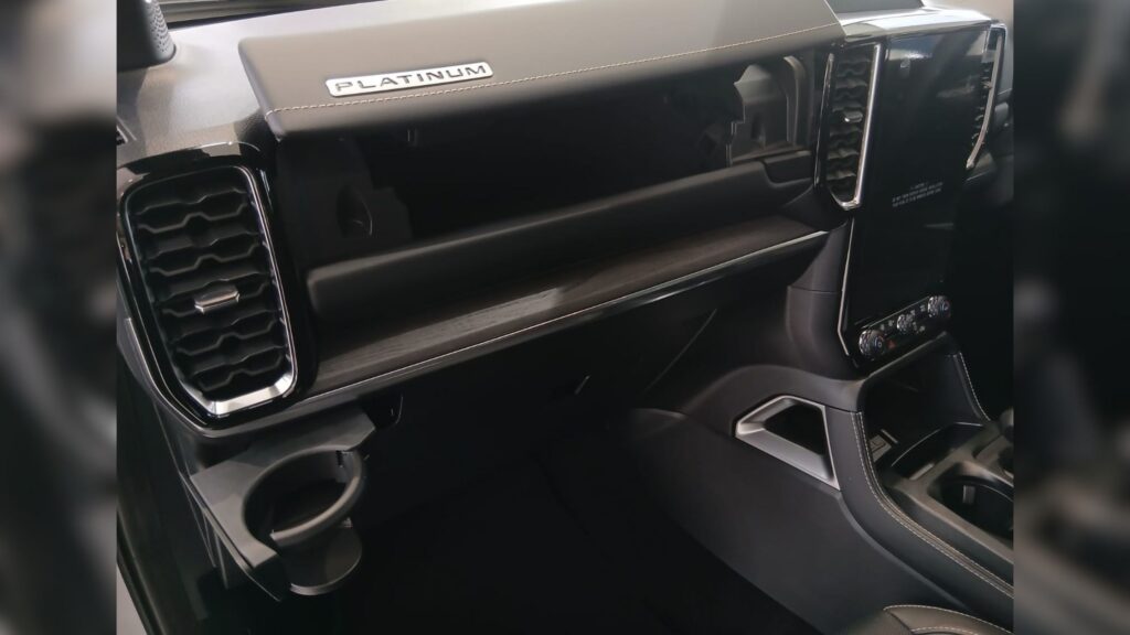 Ford Ranger Platinum Upper glovebox
