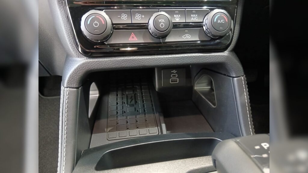 Ford Ranger Platinum Wireless charging